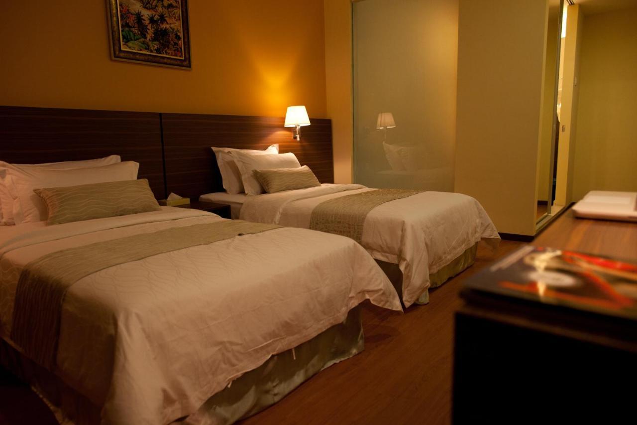 Pine Tree Hotel Бату Пахат Екстериор снимка