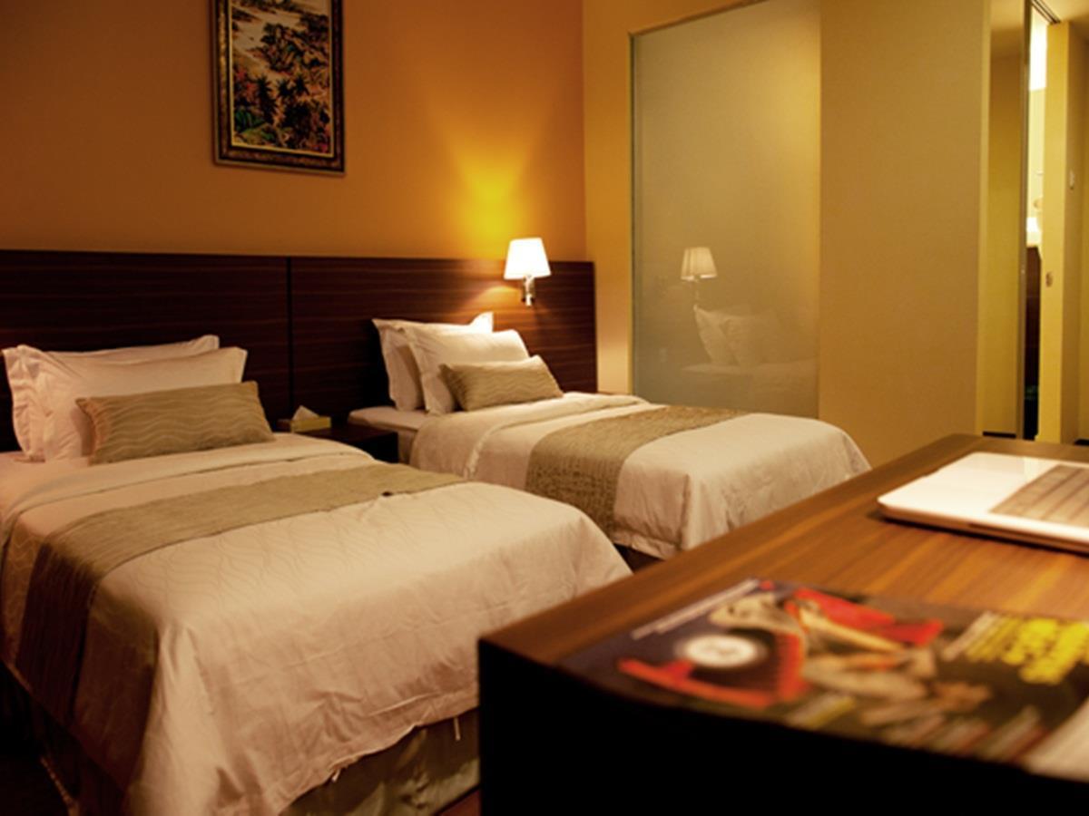 Pine Tree Hotel Бату Пахат Екстериор снимка