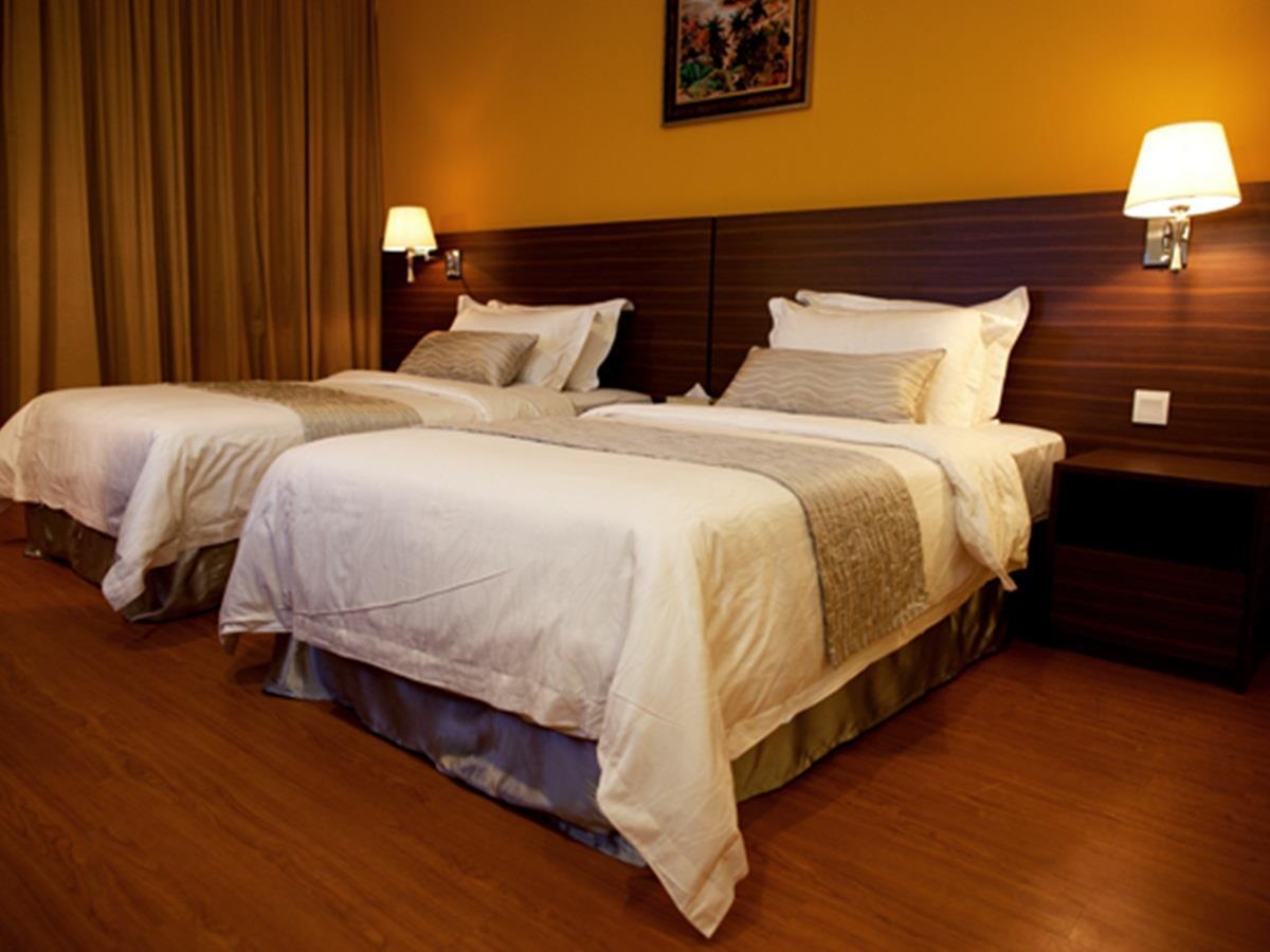 Pine Tree Hotel Бату Пахат Екстериор снимка