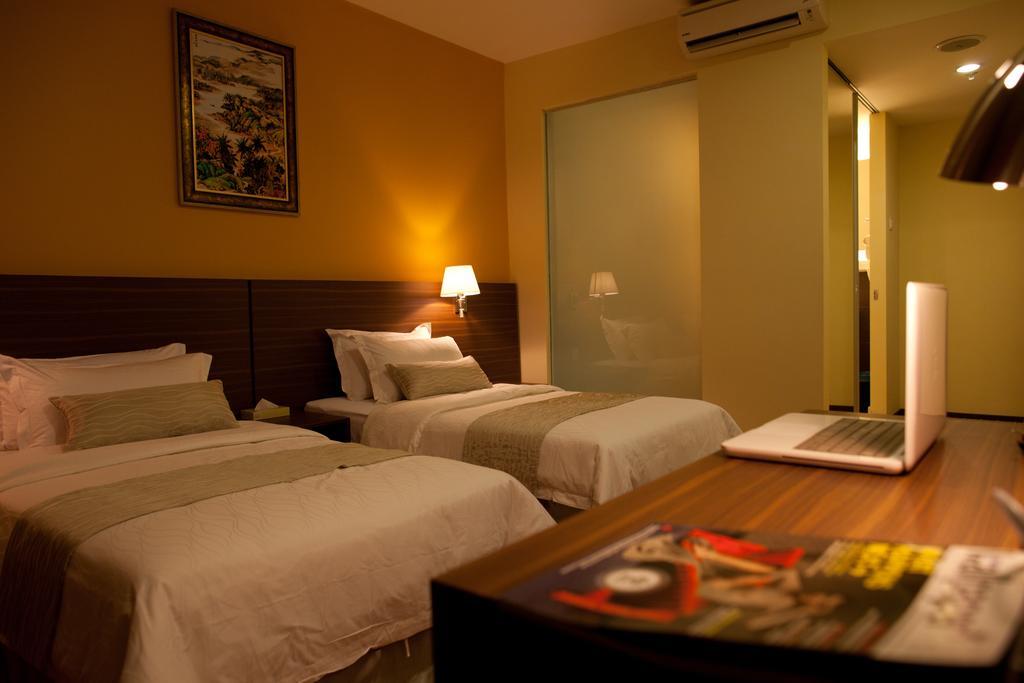 Pine Tree Hotel Бату Пахат Екстериор снимка