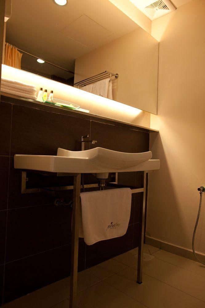 Pine Tree Hotel Бату Пахат Екстериор снимка