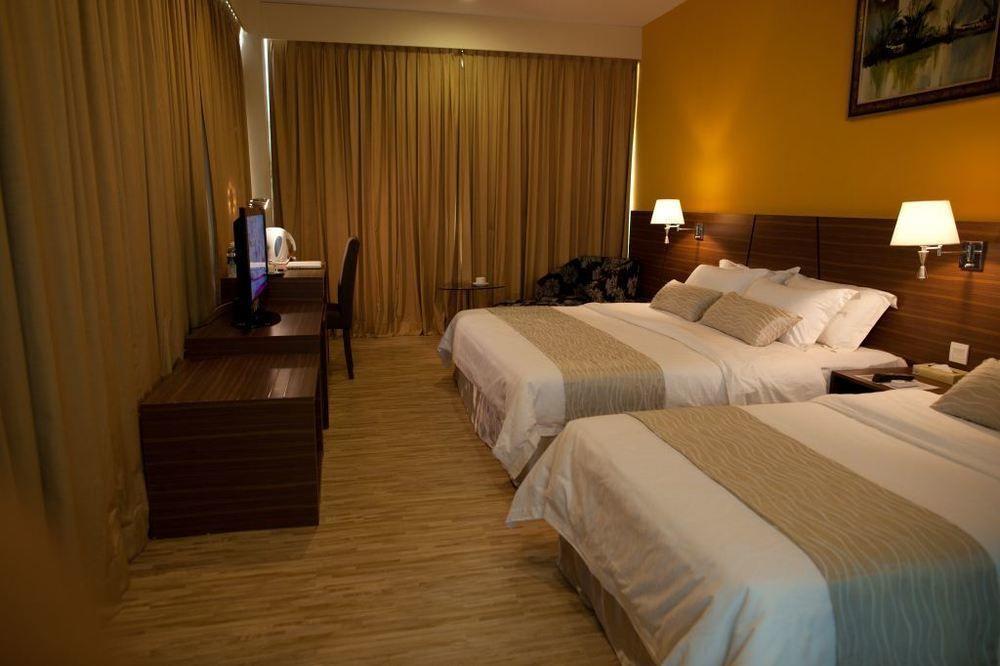 Pine Tree Hotel Бату Пахат Екстериор снимка
