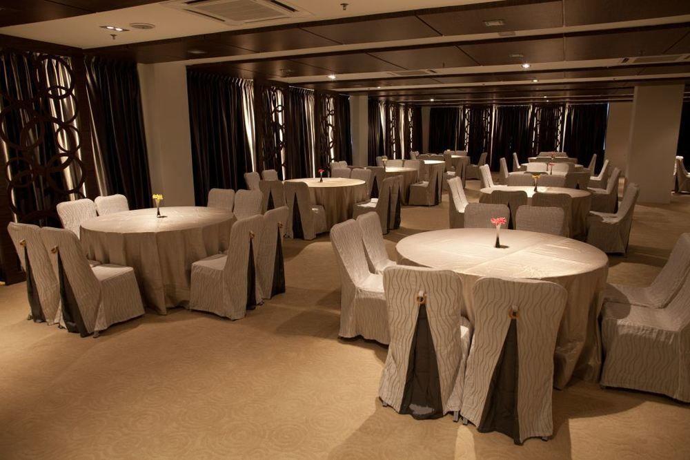 Pine Tree Hotel Бату Пахат Екстериор снимка