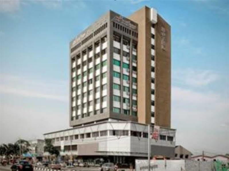 Pine Tree Hotel Бату Пахат Екстериор снимка