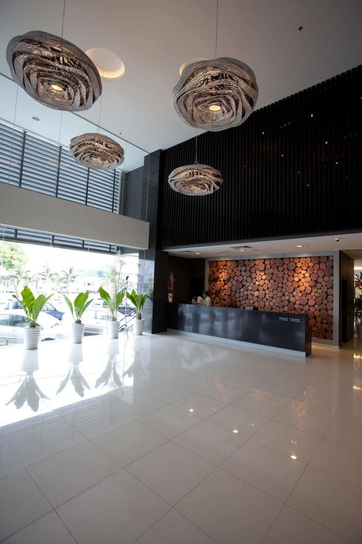 Pine Tree Hotel Бату Пахат Екстериор снимка