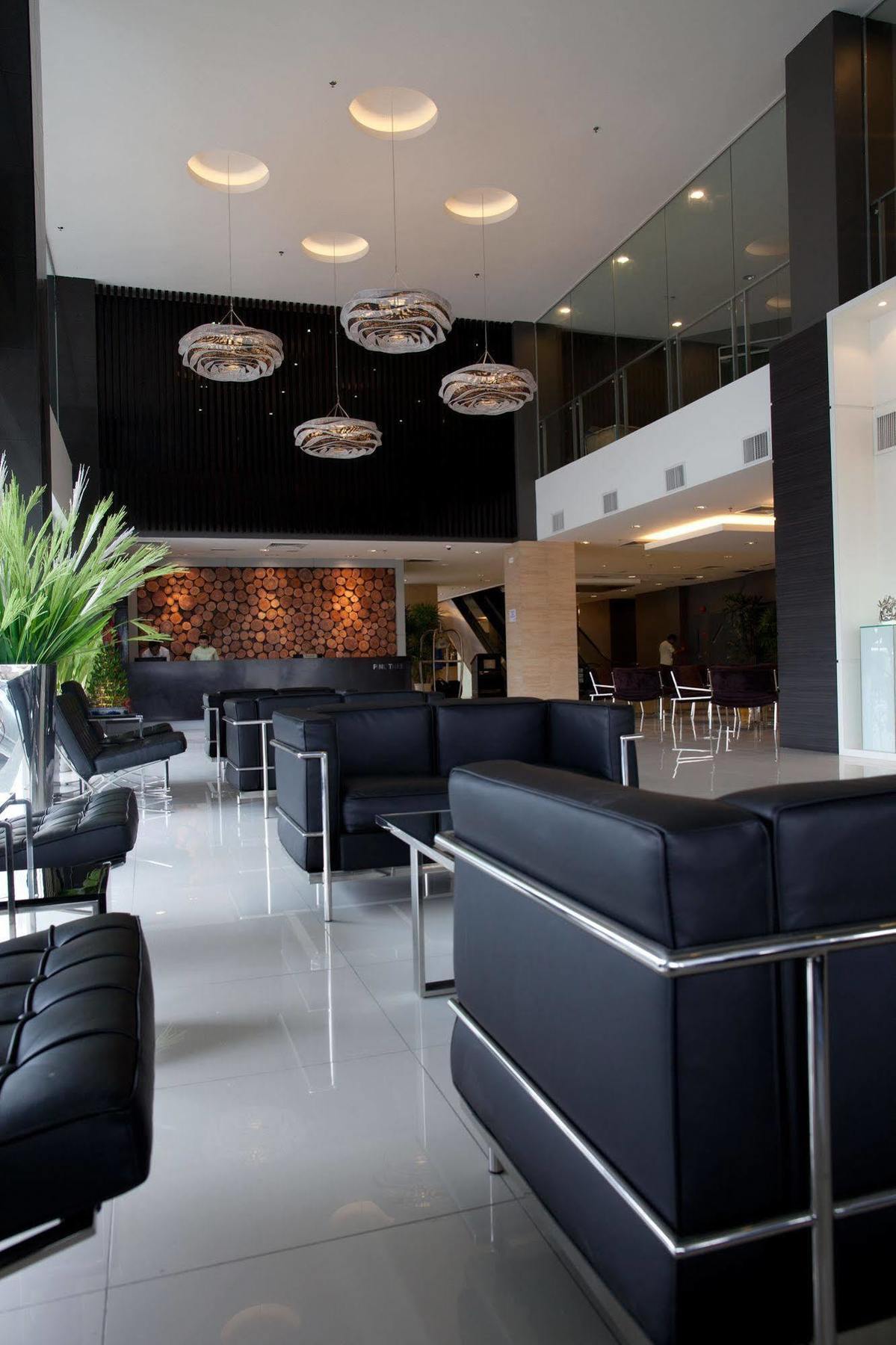 Pine Tree Hotel Бату Пахат Екстериор снимка