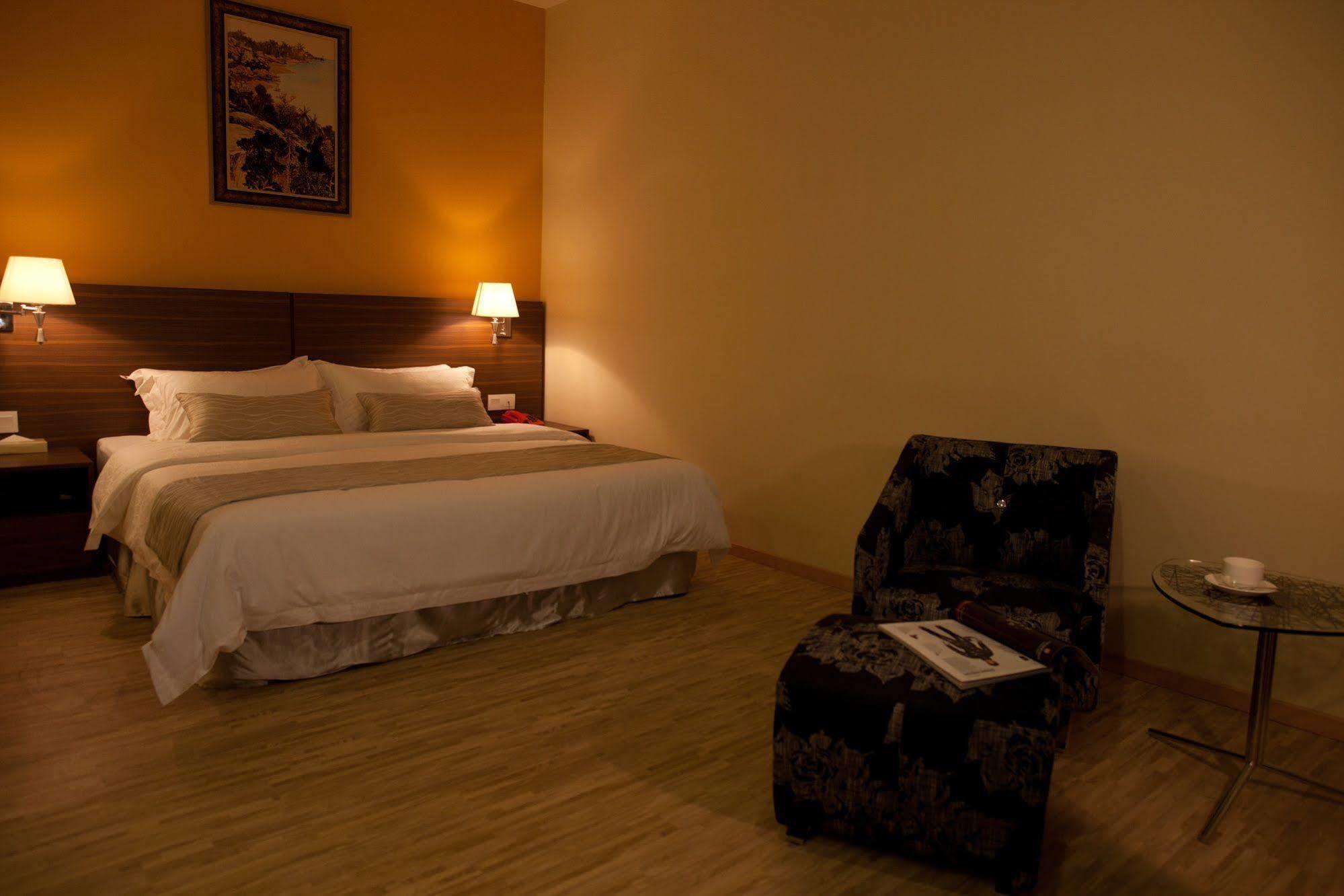 Pine Tree Hotel Бату Пахат Екстериор снимка