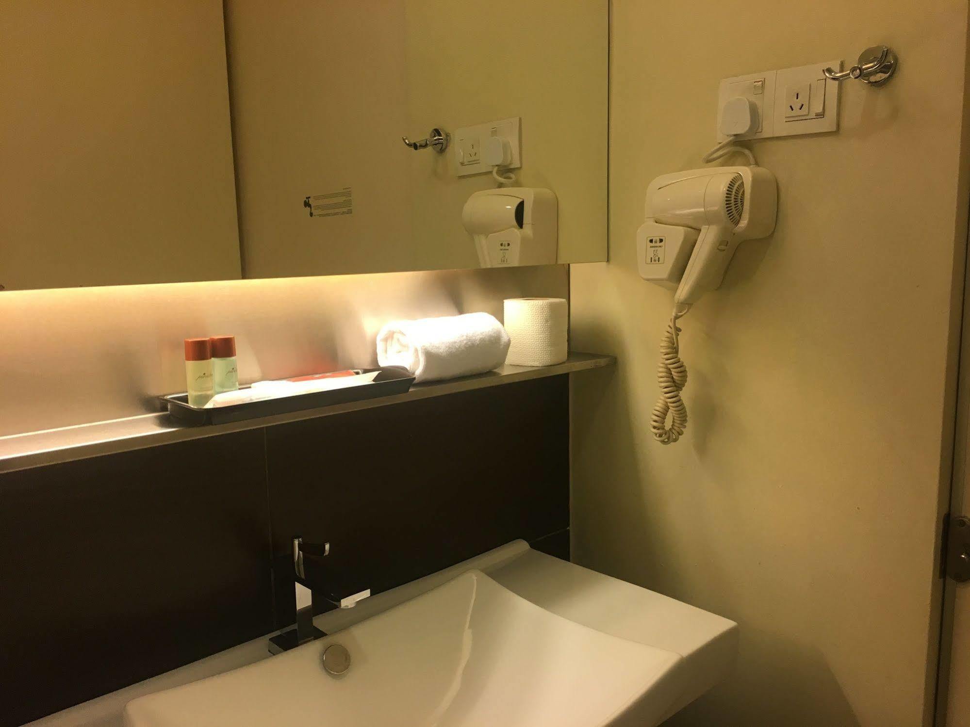 Pine Tree Hotel Бату Пахат Екстериор снимка