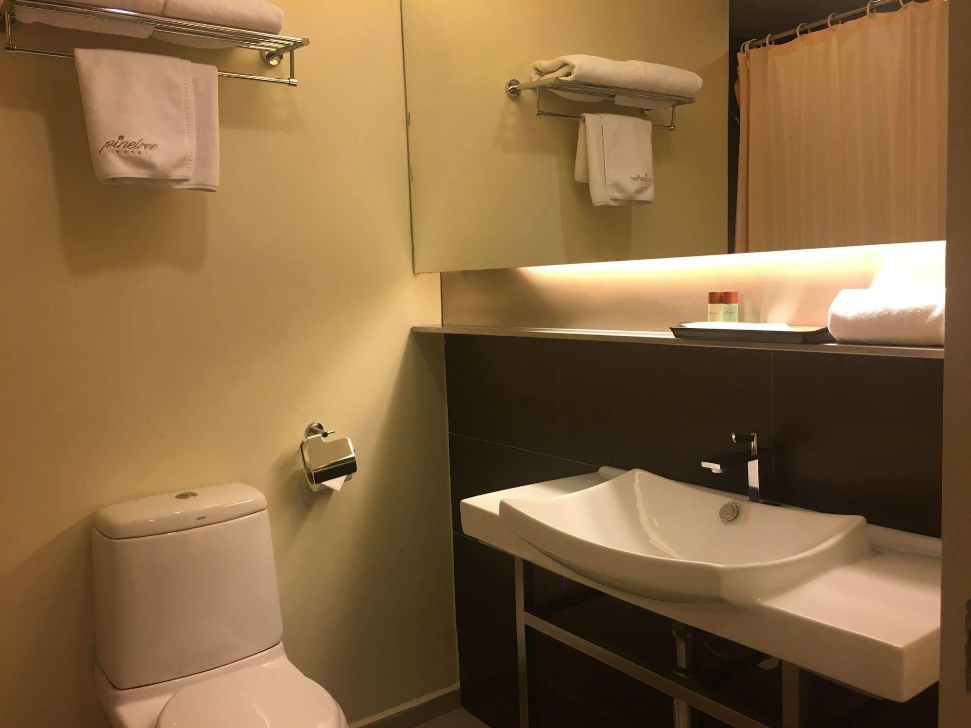 Pine Tree Hotel Бату Пахат Екстериор снимка