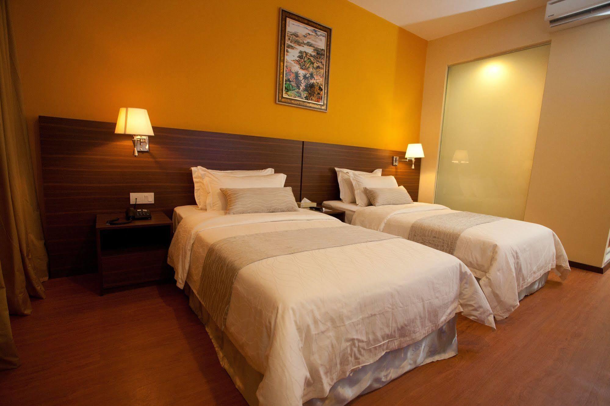 Pine Tree Hotel Бату Пахат Екстериор снимка