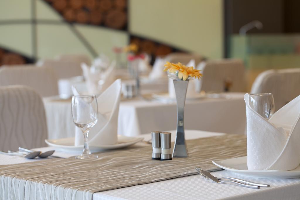 Pine Tree Hotel Бату Пахат Екстериор снимка