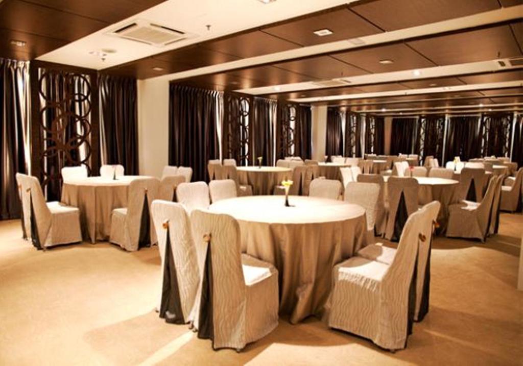 Pine Tree Hotel Бату Пахат Екстериор снимка