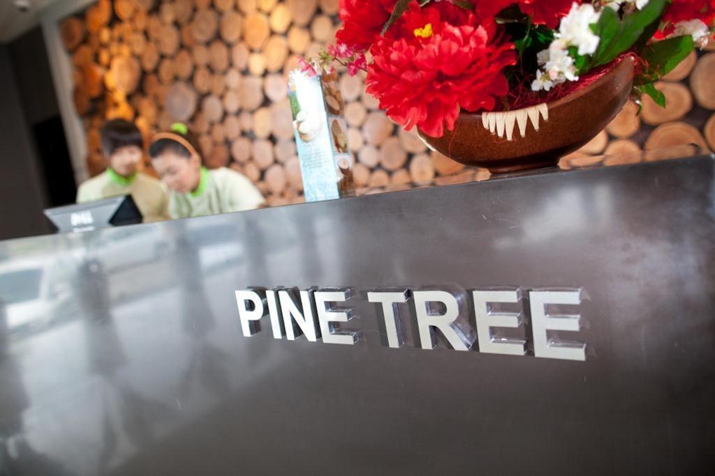 Pine Tree Hotel Бату Пахат Екстериор снимка