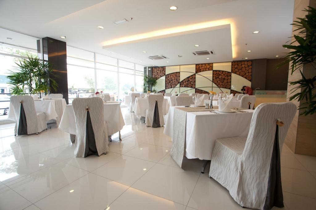 Pine Tree Hotel Бату Пахат Екстериор снимка